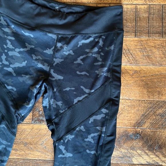 Threads 4 Thought grey/black Camo print leggings - Picture 2 of 3